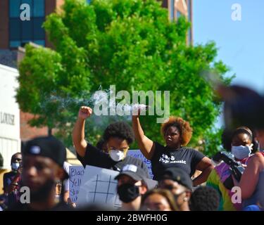 Murfreesboro, Tennessee, Stati Uniti. 31 maggio 2020. Una donna brucia salvia a veglia per George Floyd mentre protesta la brutalità della polizia. La sua camicia recita "salvia e cattura la musica". Credit: Cat Curtis Murphy/Alamy Live News Foto Stock