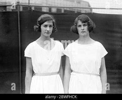Campionato di tennis su prato a Wimbledon Miss Colyer e Miss Austin a Wimbledon 24 giugno 1923 Foto Stock