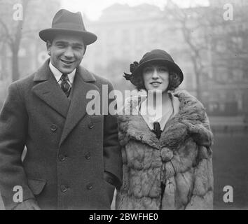 Champion Boxer Jack Bloomfield il campione di peso di incrociatore della Gran Bretagna la cui gestione a Miss Ray France è annunciato il 4 dicembre 1923 Foto Stock