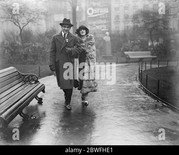 Champion Boxer Jack Bloomfield il campione di peso di incrociatore della Gran Bretagna la cui gestione a Miss Ray France è annunciato il 4 dicembre 1923 Foto Stock