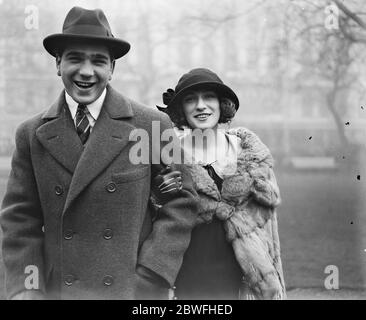 Champion Boxer Jack Bloomfield il campione di peso di incrociatore della Gran Bretagna la cui gestione a Miss Ray France è annunciato il 4 dicembre 1923 Foto Stock