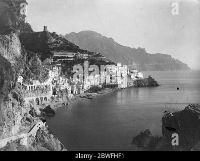 Scena della frana italiana . Amalfi , il luogo di bellezza italiano , è stato in parte distrutto da una frana . Una vista generale di Amalfi . 28 marzo 1924 Foto Stock