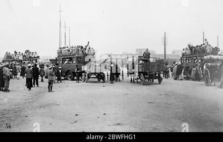 Il bus motore onnipresente . Da Casablanca , Marocco , che mostra autobus nel deserto affollati di nativi sul punto di partenza per città e villaggi lontani all'interno . In molti casi la rotta è attraverso il Sahara . 5 marzo 1924 Foto Stock