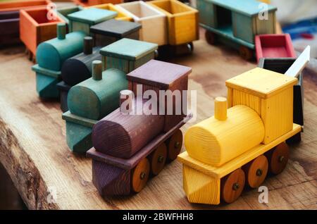 Molti giocattoli di treno di legno su un tavolo di legno Foto Stock