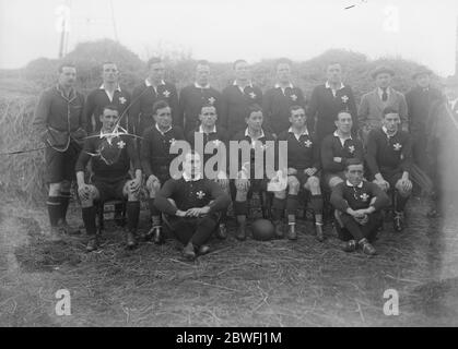 Rugby International a Twickenham . Inghilterra contro Galles . Il team gallese : Indietro riga , da sinistra a destra : T Parker , S Morris , G Michael , A Baker , Gethin Thomas , D G Davies , Capt A S Burge . La fila centrale, da sinistra a destra: T Roberts, J Rees, R A Cornish, Clem Lewis (Capt), T Johnson, A Jenkins, R Harding. Prima fila, da sinistra a destra: J Thompson, W J Delahay. 20 gennaio 1923 Foto Stock