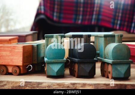 Molti giocattoli di treno di legno su un tavolo di legno Foto Stock