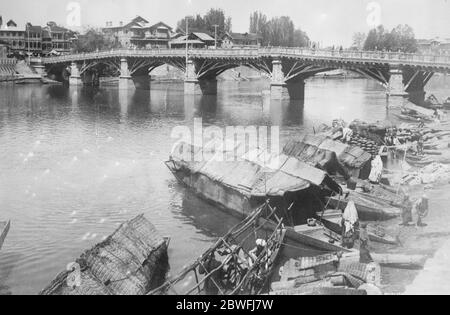 Srinagar , Kashmir . Il ponte sul fiume Jhelum . 4 dicembre 1924 Foto Stock