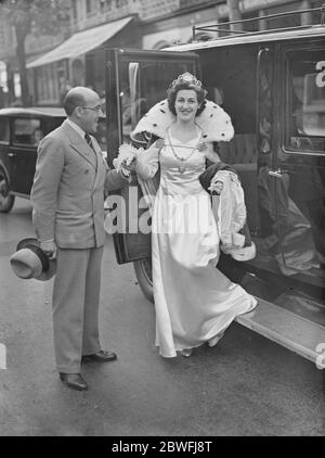 Carnevale di Southend sul Mare . Robertson Hare saluta la Regina del Carnevale, Margaret Sewell . 15 agosto 1938 Foto Stock