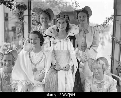 Carnevale di Southend-on-Sea . La Regina del Carnevale , la signorina Frances Haywood con i suoi assistenti . 19 agosto 1936 Foto Stock