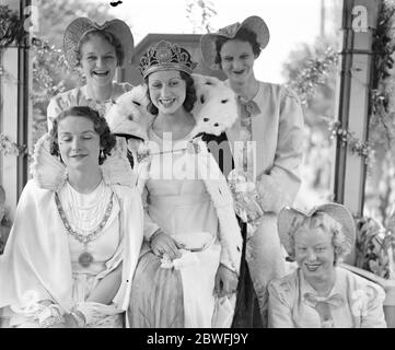 Carnevale di Southend-on-Sea . La Regina del Carnevale , la signorina Frances Haywood con i suoi assistenti . 19 agosto 1936 Foto Stock