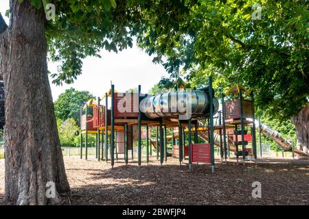 Il parco giochi per bambini nel Prospect Park, Reading è tranquilla e vuota in quanto è chiusa a causa della pandemia di Coronavirus. Foto Stock