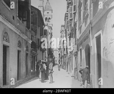 Gli Italiani Seize Corfu UNA strada tipica di Corfù, la Calle S Spiridione . In primo piano si noterà una figura che assomiglia in modo impressionante al poliziotto londinese 1 settembre 1923 Foto Stock