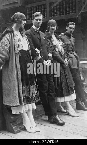 Un bel Quartetto reale la Principessa Corona e Principe ereditario di Romania , con la Principessa Irene di Grecia e (a destra) il Principe Nicola di Romania , fotografato sul balcone del Conte di Sinaia 6 marzo 1924 Foto Stock