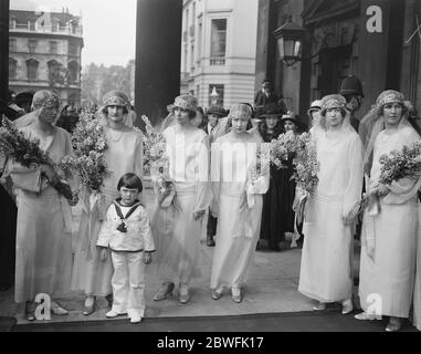 Duke Atoll regala a Bride il Duca d'Atollo donò a Miss Eileen McCallum , in occasione del suo matrimonio con il Comandante S Harrison Wallace , a St Martin nei campi, all'angolo nord-est di Trafalgar Square nella città di Westminster Bridesmaids e piccola pagina , La contessa di Seafield è vista all'estrema destra 18 luglio 1923 Foto Stock