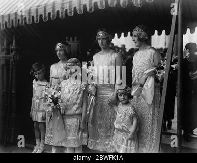 La contessa Beattys nipote Weds Miss Gwendolyn Marshall Field , nipote della contessa Beatty e del signor Charles Edmonstone si sposarono a St Martins nei campi . Alcune delle bridesmaid . Lady Katherine Hamilton ( a destra ) con alcune delle bridesmaids 4 aprile 1923 Foto Stock