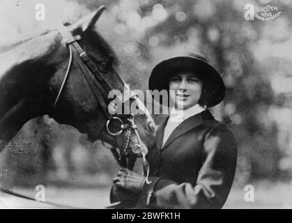 Royal Pantomine Artiste Principessa Iieana di Romania che è un intrepido cavallo e cavaliere intelligente . Ha appena pubblicato un romanzo intitolato ' My Life', scritto come se fosse un'autobiografia del cavallo mostrato nella foto 13 giugno 1923 Foto Stock