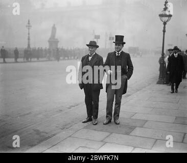 Assemblaggi del Parlamento appena eletto . Da sinistra a destra, arrivo dei signori J M Hogg (Edimburgo e) e W M R Pringle (Penistone). 20 novembre 1922 Foto Stock