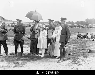 Canadian silvicoltura corps sport . ( Windsor Great Park ). Da destra a sinistra : Generale Carteret Carey , Principessa Aline , Contessa di Athlone , Generale MacDougall , Lady May Cambridge (figlia della Principessa Alice ) , Sig.ra Carey , guardando gli sport . 25 maggio 1918 Foto Stock