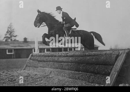 Un Signore reale Gustav Adolf, il figlio maggiore del Principe ereditario , esercitò il suo cavallo in preparazione alla Grande Steplechase militare a Stoccolma il 24 febbraio 1925 Foto Stock