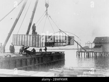 Amundsen Ellsworth volo polare Roald Amundsen arriverà a Spitzbergen , il punto di partenza per l'inizio del suo tentativo di raggiungere il Polo Nord in aereo l'aereo che viene spedito 7 aprile 1925 Foto Stock