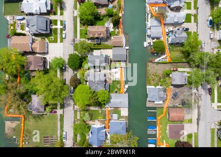 Detroit, Michigan - la città ha installato barriere arancioni per il controllo delle inondazioni intorno ai canali sul lato est della città per proteggere le case dalle espe alluvionali Foto Stock