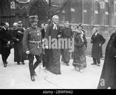 Visita reale rumena . Il re e la regina della Romania lasciarono l'abbazia di Westminster dopo aver posto una corona sulla tomba del guerriero sconosciuto . 12 maggio 1924 Foto Stock