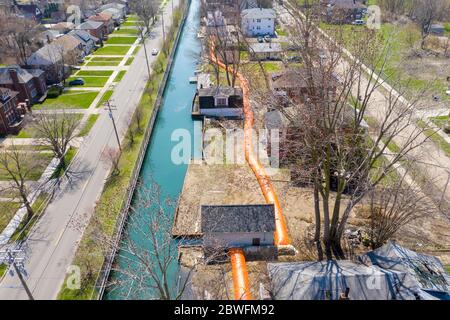 Detroit, Michigan - la città ha installato barriere arancioni per il controllo delle inondazioni intorno ai canali sul lato est della città per proteggere le case dalle espe alluvionali Foto Stock