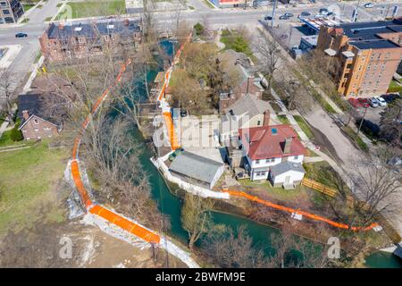 Detroit, Michigan - la città ha installato barriere arancioni per il controllo delle inondazioni intorno ai canali sul lato est della città per proteggere le case dalle espe alluvionali Foto Stock