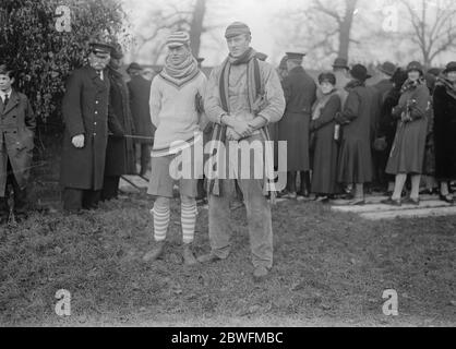 Gioco di parete di Eton. P St J Stirling (custode del muro del college) a sinistra e Earl of Kincardine (custode del muro dell'Oppidan ) prima del gioco . 30 novembre 1925 Foto Stock