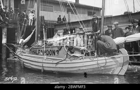 Dove si trova il Comandante Maude ? Dove si trova il Comandante Maude , che sta navigando senza compagnia ma con un'edizione di Shakespeare da Vancouver a Londra ? Il comandante Maude si è messo in un'isola di 25 piedi di tipo Dory chiamata la Luna di mezzo. Comandante Maude sulla Luna metà poco prima di navigare . 11 giugno 1925 Foto Stock