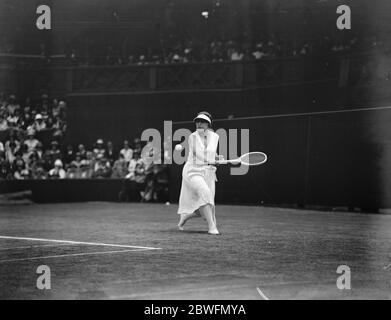 Campionato di tennis su prato a Wimbeldon Mme Billout in gioco contro Miss Joan Fry 1 luglio 1925 Foto Stock