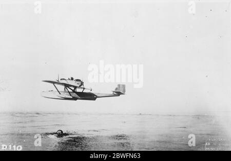 Amundsen Ellsworth Polar Flight Roald Amundsen , il famoso esploratore norvegese , arriverà a Spitzbergen , il punto di partenza per l'inizio del suo grande tentativo di raggiungere il Polo Nord in aereo 7 aprile 1925 Foto Stock