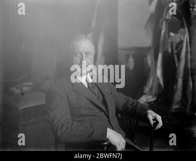 Sorpresa della Royal Academy . Ritratto a lunghezza intera del Re dipinto da Richard Jack . Sig. Richard Jack . 8 aprile 1926 Foto Stock