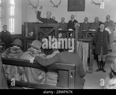 Una corte feudale . La CORTE di Swaimmote e di attaccamento si sono incontrate a New Forest Hall, Lyndhurst, per ascoltare casi di infrazione contro la legge della Nuova Foresta. Il critico che apre la corte . 11 gennaio 1926 Foto Stock