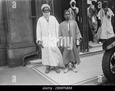 Principe nigeriano a Londra l'Emir Katsina , uno dei principi regnanti della Nigeria. L'Emir è arrivato a Londra per visitare la mostra Empire a Wembley con sua moglie e suo figlio l'Emir e suo figlio (al centro) con la sua suite fotografata fuori del loro hotel a Londra il 13 settembre 1924 Foto Stock