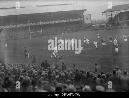 Rugby internazionale a Twickenham . Inghilterra contro Irlanda . Visione generale del gioco con l'Inghilterra che viene affrontata sulla linea . 14 febbraio 1925 Foto Stock