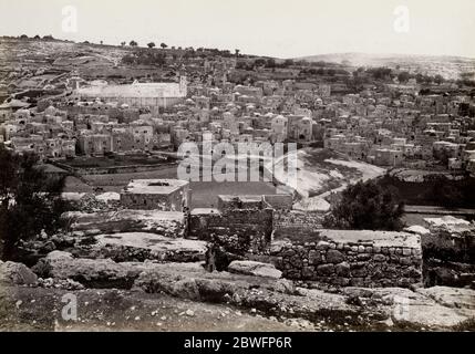 Fotografia di Francis Frith, dal suo viaggio in Egitto, Palestina e le terre più ampie del 1857 - Hebron, con la moschea che copre la grotta di Macpelah. La Grotta dei Patriarchi o Tomba dei Patriarchi, conosciuta dagli ebrei come la Grotta di Machpelah Foto Stock