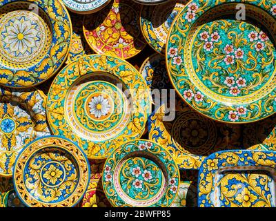Una delle opere d'arte tipiche di una piccola cittadina siciliana, Erice, è la ceramica colorata fatta a mano. Foto Stock