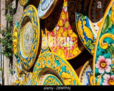 Una delle opere d'arte tipiche di una piccola cittadina siciliana, Erice, è la ceramica colorata fatta a mano. Foto Stock