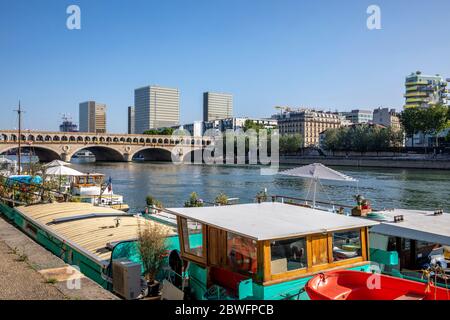 Parigi, Francia - 6 maggio 2020: Vista delle torri della Biblioteca Nazionale di Francia. Sito inaugurato dal presidente François Mitterrand nel 1995. Bercy Fr Foto Stock