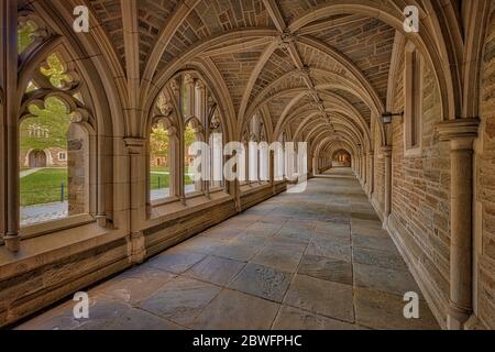 Princeton University Hallway NJ - una vista di un perfetto esempio di architettura Collegiata Gotica stile. Princeton University è una Ivy League privata r Foto Stock