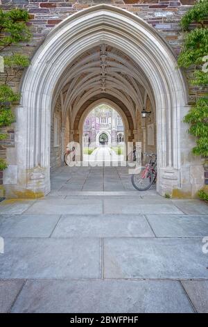 Princeton Rockefeller Arch - una vista sullo stile architettonico Collegiata Gotica del Rockefeller College. Foto Stock