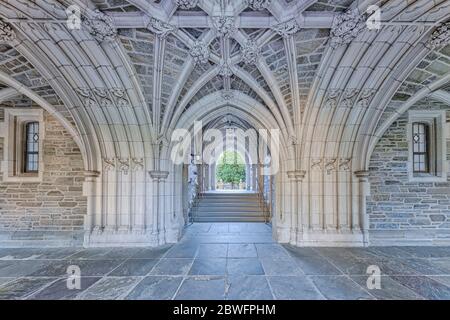 NJ Princeton University Hall - una vista su un perfetto esempio di architettura gotica Collegiata. Princeton University è una Ivy League privata Foto Stock