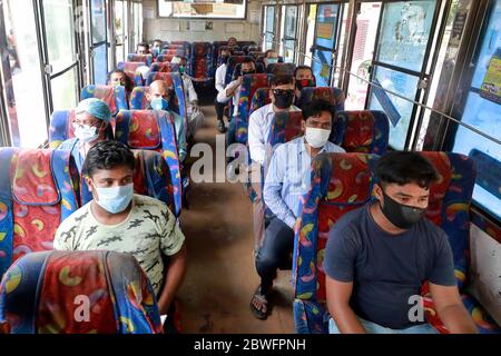 Dhaka, Bangladesh - 01 giugno 2020: I passeggeri sono visti seduti all'interno di un autobus interdistrettuale che mantiene la distanza sociale. Il servizio di autobus riprende dopo il dove Foto Stock