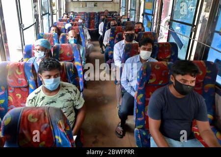 Dhaka, Bangladesh - 01 giugno 2020: I passeggeri sono visti seduti all'interno di un autobus interdistrettuale che mantiene la distanza sociale. Il servizio di autobus riprende dopo il dove Foto Stock