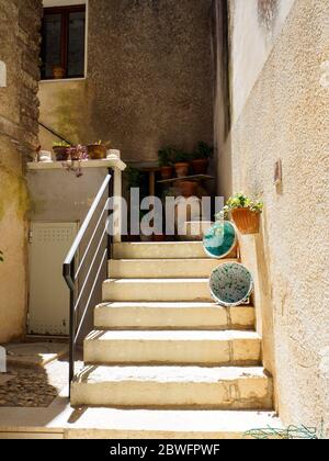 uno sguardo su un cortile italiano in sicilia Foto Stock