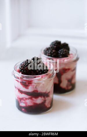 Cremosi dolci estivi Sundae con berridi e yogurt greco Foto Stock