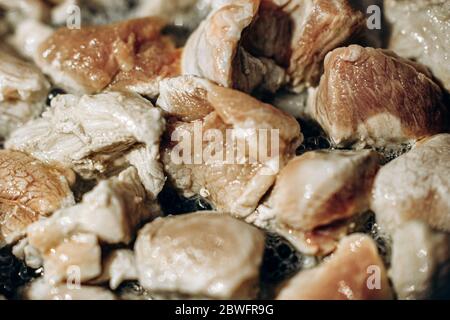 Pezzi di carne sono fritti in olio. Clan grande. Messa a fuoco selettiva Foto Stock