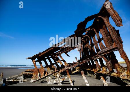 Vista del metallo arrugginito su Cannon Beach, Oregon, USA Foto Stock