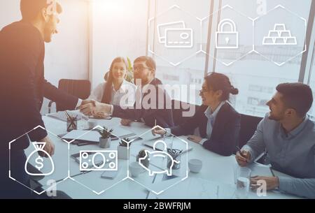 Collage con gli uomini d'affari in riunione nella sala conferenze e icone bancarie su schermo virtuale Foto Stock